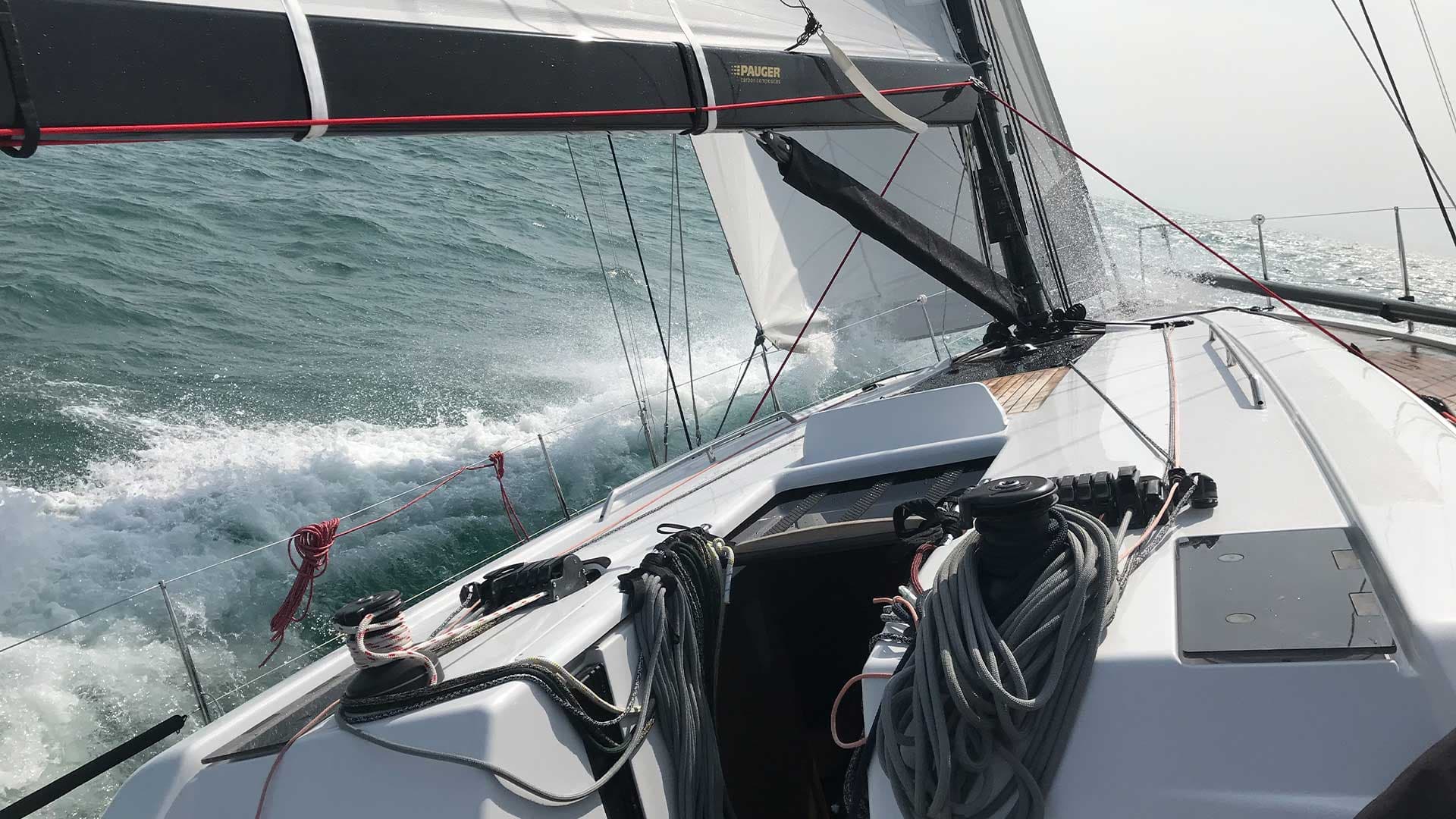Voilier en mer formation